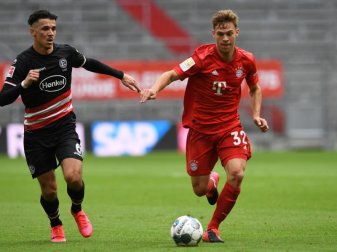 Bayerns Joshua Kimmich (r) entwickelt sich mehr und mehr zum Führungsspieler des Rekordmeisters. Foto: Christof Stache/AFP/Pool/dpa