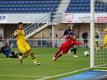 Dortmunds Jadon Sancho (2.v.l) schiebt den Ball zum zwischenzeitlichen 2:0 ins Tor. Foto: Lars Baron/Getty Images Europe/Pool/dpa