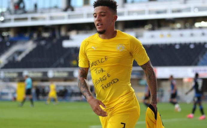 Dortmunds Jadon Sancho zeigt beim ersten seiner drei Tore gegen Paderborn ein Shirt mit dem Schriftzug «Justice for George Floyd». Foto: Lars Baron/Getty Images Europe/Pool/dpa