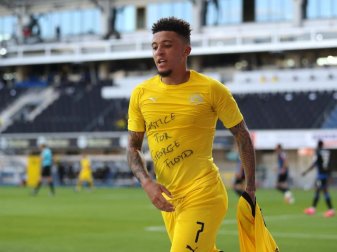 Dortmunds Jadon Sancho zeigt beim ersten seiner drei Tore gegen Paderborn ein Shirt mit dem Schriftzug «Justice for George Floyd». Foto: Lars Baron/Getty Images Europe/Pool/dpa Dortmunds Jadon Sancho zeigt beim ersten seiner drei Tore gegen Paderborn ein Shirt mit dem Schriftzug «Justice for George Floyd». Foto: Lars Baron/Getty Images Europe/Pool/dpa