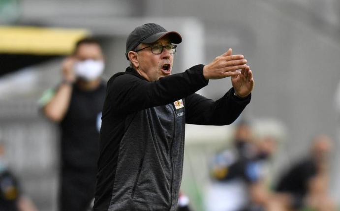 Trainer Urs Fischer und Union Berlin trennen nur noch vier Punkte vom Relegationsrang. Foto: Martin Meissner/AP Pool/dpa