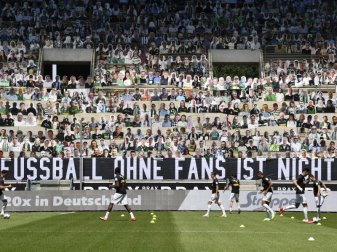 Derzeit sind in den Stadien der Fußball-Bundesliga nur Fans aus Pappe erlaubt. Foto: Martin Meissner/AP Pool/dpa