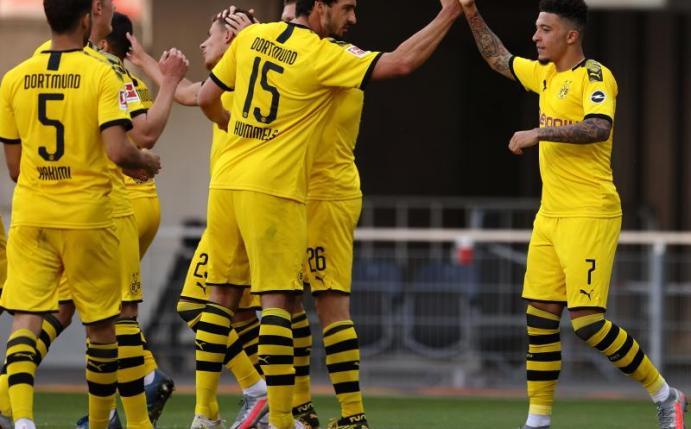 Die Dortmunder um Jadon Sancho (r) zeigten eine starke zweite Halbzeit in Paderborn. Foto: Lars Baron/Getty Images Europe/Pool/dpa