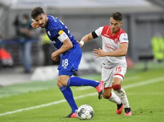 Der Schalker Daniel Caligiuri (l) setzt nun in der Krise auf den Kampfgeist. Foto: Martin Meissner/AP-Pool/dpa