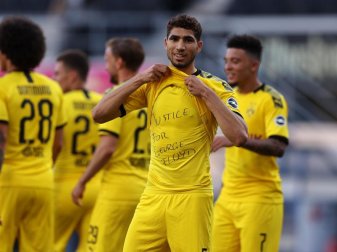 Auch Dortmunds Achraf Hakimi zeigt ein Shirt mit dem Schriftzug «Justice for George Floyd». Foto: Lars Baron/Getty Images Europe/Pool/dpa