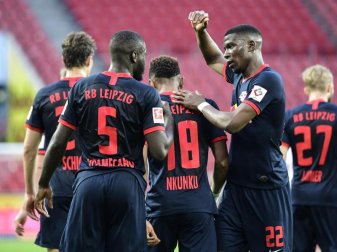 Leipzigs Spieler bejubeln das Tor zum zwischenzeitlichen 2:1 durch Christopher Nkunku (M). Foto: Ina Fassbender/AFP/POOL/dpa Leipzigs Spieler bejubeln das Tor zum zwischenzeitlichen 2:1 durch Christopher Nkunku (M). Foto: Ina Fassbender/AFP/POOL/dpa