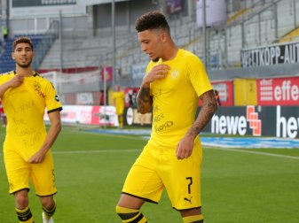 Jadon Sancho (r.) und Achraf Hakimi bei ihrem Protest Jadon Sancho (r.) und Achraf Hakimi bei ihrem Protest