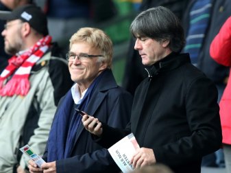 Löw (r.) verzichtet im Saisonendspurt auf Stadionbesuche Löw (r.) verzichtet im Saisonendspurt auf Stadionbesuche