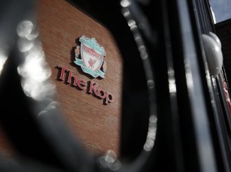 Verschiebt den Ausrüsterwechsel bis zum Saisonende: FC Liverpool. Foto: Martin Rickett/PA Wire/dpa Verschiebt den Ausrüsterwechsel bis zum Saisonende: FC Liverpool. Foto: Martin Rickett/PA Wire/dpa