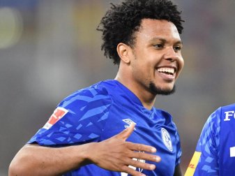 Protestierte auf dem Platz gegen Rassismus und Polizeigewalt in den USA: Schalkes Weston McKennie. Foto: Martin Meissner/AP-Pool/dpa Protestierte auf dem Platz gegen Rassismus und Polizeigewalt in den USA: Schalkes Weston McKennie. Foto: Martin Meissner/AP-Pool/dpa