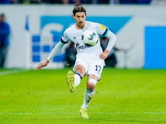 Nach acht Monaten verletzungsbedingter Pause ist Benjamin Stambouli beim FC Schalke 04 ins Training zurückgekehrt. Foto: Uwe Anspach/dpa Nach acht Monaten verletzungsbedingter Pause ist Benjamin Stambouli beim FC Schalke 04 ins Training zurückgekehrt. Foto: Uwe Anspach/dpa
