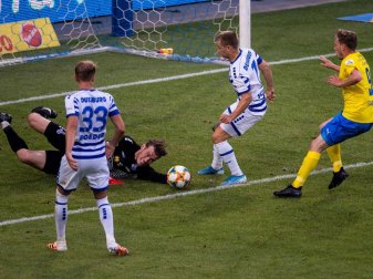Der Duisburger Torhüter Leo Weinkauf zeigt eine Parade. Foto: Marius Becker/dpa Der Duisburger Torhüter Leo Weinkauf zeigt eine Parade. Foto: Marius Becker/dpa