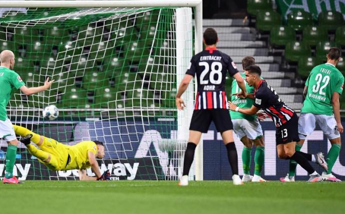 André Silva (2.v.r.) erzielte das 1:0 für Frankfurt. Foto: Stuart Franklin/Getty Images Europe/Pool/dpa