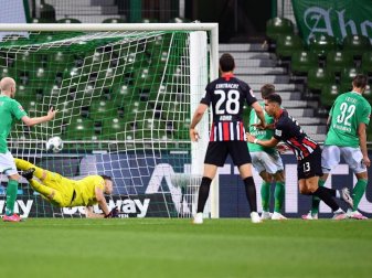 André Silva (2.v.r.) erzielte das 1:0 für Frankfurt. Foto: Stuart Franklin/Getty Images Europe/Pool/dpa André Silva (2.v.r.) erzielte das 1:0 für Frankfurt. Foto: Stuart Franklin/Getty Images Europe/Pool/dpa