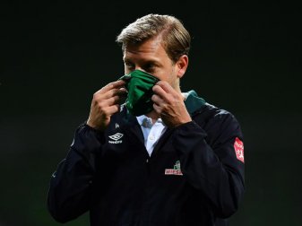 Werder-Trainer Florian Kohfeldt geht nach dem Spiel mit Maske vom Platz. Foto: Stuart Franklin/Getty Images Europe/Pool/dpa Werder-Trainer Florian Kohfeldt geht nach dem Spiel mit Maske vom Platz. Foto: Stuart Franklin/Getty Images Europe/Pool/dpa