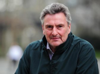 Der ehemalige Fußball-Nationalspieler Dieter Müller traut Bayern-Stürmer Robert Lewandowski viel zu. Foto: Daniel Reinhardt/dpa/Archiv/dpa Der ehemalige Fußball-Nationalspieler Dieter Müller traut Bayern-Stürmer Robert Lewandowski viel zu. Foto: Daniel Reinhardt/dpa/Archiv/dpa