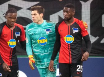 Jordan Torunarigha (r) war im Achtelfinale des DFB-Pokals beim FC Schalke 04 rassistisch beleidigt worden. Foto: Bernd Thissen/dpa Jordan Torunarigha (r) war im Achtelfinale des DFB-Pokals beim FC Schalke 04 rassistisch beleidigt worden. Foto: Bernd Thissen/dpa