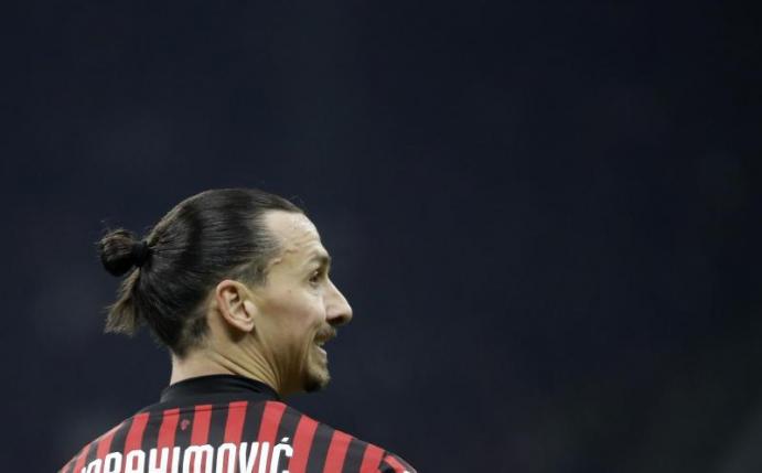 Zlatan Ibrahimovic vom AC Mailand hatte sich an der rechten Wade verletzt. Foto: Luca Bruno/AP/dpa