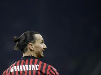 Zlatan Ibrahimovic vom AC Mailand hatte sich an der rechten Wade verletzt. Foto: Luca Bruno/AP/dpa Zlatan Ibrahimovic vom AC Mailand hatte sich an der rechten Wade verletzt. Foto: Luca Bruno/AP/dpa