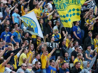 Keine Fans auf den Rängen, aber im Auto