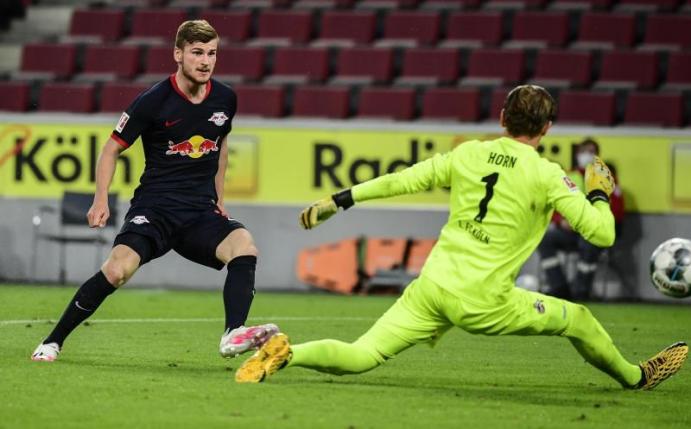 Timo Werner (l) soll vor einem Wechsel zum FC Chelsea stehen. Foto: Ina Fassbender/AFP/POOL/dpa