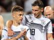 Joshua Kimmich (l) und Leon Goretzka haben die Spenden-Aktion «We kick Corona» initiiert. Foto: Marius Becker/dpa