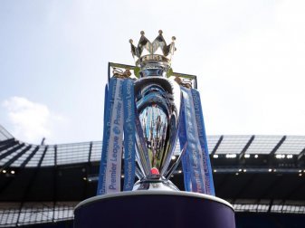 Der FC Liverpool könnte schon am 21. Juni englischer Fußballmeister werden: Die Trophäe der Premier League. Foto: Martin Rickett/PA Wire/dpa Der FC Liverpool könnte schon am 21. Juni englischer Fußballmeister werden: Die Trophäe der Premier League. Foto: Martin Rickett/PA Wire/dpa