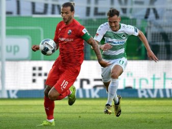 Sandhausen-Profi Dennis Diekmeier (l) im Laufduell mit dem Fürther David Raum. Foto: Philipp Guelland/epa/Pool/dpa Sandhausen-Profi Dennis Diekmeier (l) im Laufduell mit dem Fürther David Raum. Foto: Philipp Guelland/epa/Pool/dpa