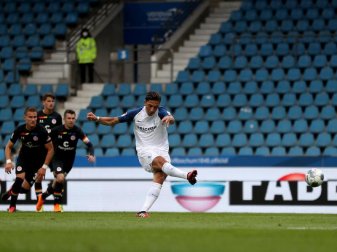 Der Bochumer Robert Zulj (r) verwandelte einen Elfmeter. Foto: Lars Baron/Getty Images Europe/Pool/dpa
