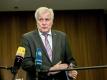 Horst Seehofer kann sich in der kommenden Saison der Fußball-Bundesliga wieder Zuschauer in den Stadien vorstellen. Foto: Carsten Koall/dpa