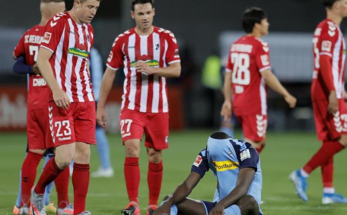 Mönchengladbachs Marcus Thuram sitzt nach der Niederlage in Freiburg enttäuscht auf dem Rasen. Foto: Ronald Wittek/epa/Pool/dpa