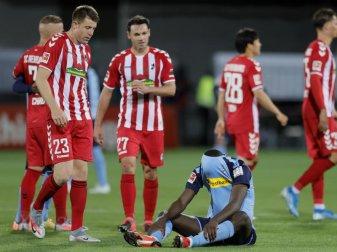 Mönchengladbachs Marcus Thuram sitzt nach der Niederlage in Freiburg enttäuscht auf dem Rasen. Foto: Ronald Wittek/epa/Pool/dpa Mönchengladbachs Marcus Thuram sitzt nach der Niederlage in Freiburg enttäuscht auf dem Rasen. Foto: Ronald Wittek/epa/Pool/dpa
