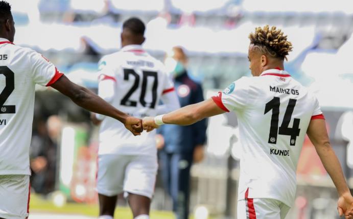 Kunde Malong (r.) erzielt das 2:0 gegen Frankfurt