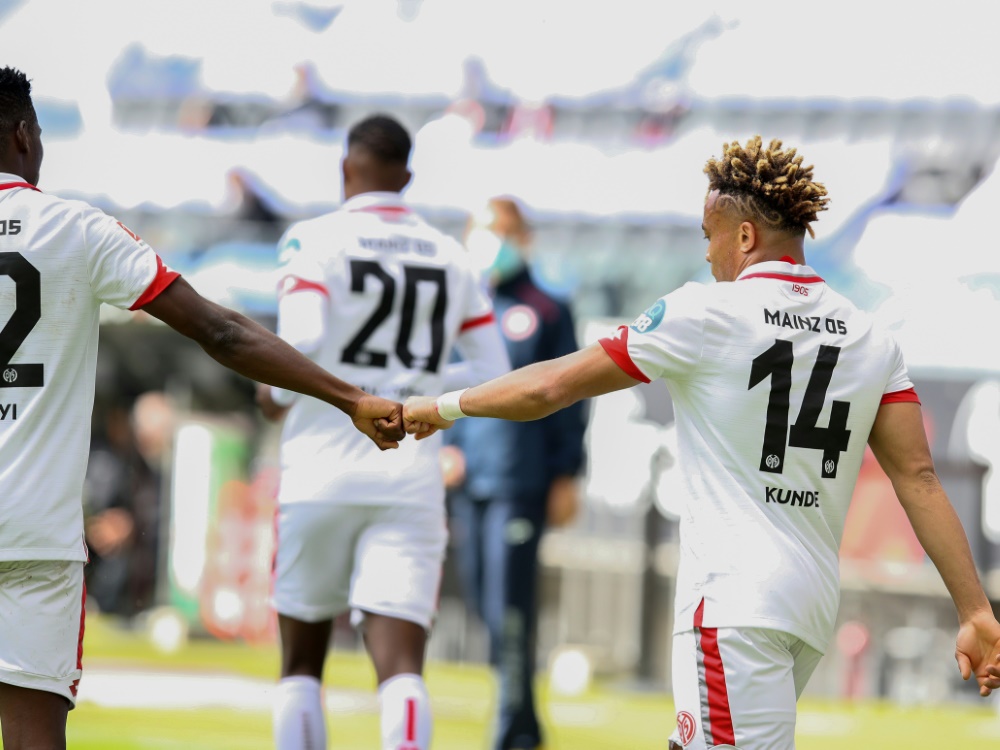 Kunde Malong (r.) erzielt das 2:0 gegen Frankfurt