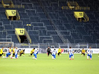 Spieler beider Mannschaften knien vor dem Anpfiff um den Mittelkreis und schweigen ein paar Minuten. Foto: Lars Baron/Getty Images Europe/Pool/dpa Spieler beider Mannschaften knien vor dem Anpfiff um den Mittelkreis und schweigen ein paar Minuten. Foto: Lars Baron/Getty Images Europe/Pool/dpa