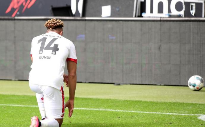 Pierre Kunde Malong vom 1. FSV Mainz 05 kniet nach seinem Tor zum 2:0 bei Eintracht Frankfurt auf dem Rasen nieder. Foto: Alexander Hassenstein/getty/Pool/dpa