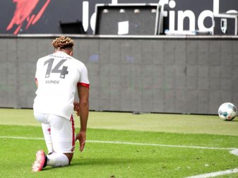 Pierre Kunde Malong vom 1. FSV Mainz 05 kniet nach seinem Tor zum 2:0 bei Eintracht Frankfurt auf dem Rasen nieder. Foto: Alexander Hassenstein/getty/Pool/dpa Pierre Kunde Malong vom 1. FSV Mainz 05 kniet nach seinem Tor zum 2:0 bei Eintracht Frankfurt auf dem Rasen nieder. Foto: Alexander Hassenstein/getty/Pool/dpa