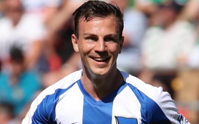 Und läuft, und läuft...: Hertha-Spieler Vladimir Darida lief laut Datendienstleister Opta beim Spiel gegen den BVB insgesamt 14,65 Kilometer. Foto: Daniel Karmann/dpa