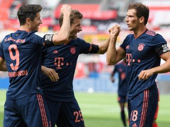 Auf Kurs Meistertitel: Lewandowski (l) jubelt über seinen Treffer zum 4:1 für die Bayern gegen Leverkusen mit Thomas Mueller und Leon Goretzka (r). Foto: Matthias Hangst/Getty Images Europe/Pool/dpa