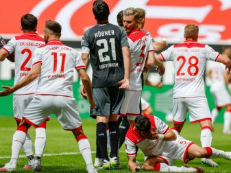 Ayhan stürzte nach der Aktion zu Boden Ayhan stürzte nach der Aktion zu Boden