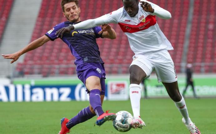 Osnabrücks Bashkim Ajdini in Aktion gegen Tanguy Coulibaly (r) vom VfB Stuttgart. Foto: Tom Weller/dpa-Pool/dpa