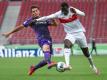 Osnabrücks Bashkim Ajdini in Aktion gegen Tanguy Coulibaly (r) vom VfB Stuttgart. Foto: Tom Weller/dpa-Pool/dpa