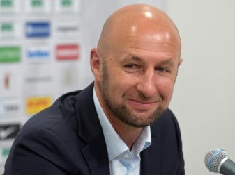 Fordert erneut zu einem radikalen Umdenken in der Bundesliga auf. FCA-Chef Klaus Hofmann. Foto: Stefan Puchner/dpa Fordert erneut zu einem radikalen Umdenken in der Bundesliga auf. FCA-Chef Klaus Hofmann. Foto: Stefan Puchner/dpa