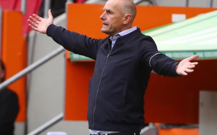 Trainer Heiko Herrlich gestikuliert an der Seitenlinie. Foto: Michael Dalder/Reuters-Pool/dpa