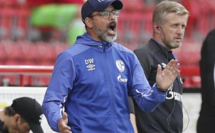 Konnte mit dem FC Schalke gegen Union Berlin nicht überzeugen: Trainer David Wagner gibt Anweisungen während des Spiels. Foto: Michael Sohn/AP POOL/dpa