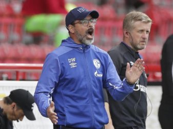 Konnte mit dem FC Schalke gegen Union Berlin nicht überzeugen: Trainer David Wagner gibt Anweisungen während des Spiels. Foto: Michael Sohn/AP POOL/dpa