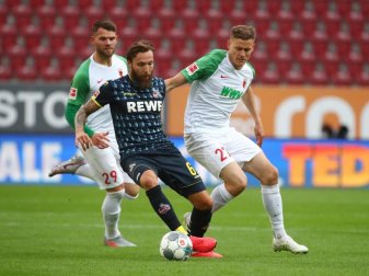 Alfred Finnbogason (r) vom FC Augsburg in Aktion gegen Marco Höger (M) vom 1. FC Köln. Foto: Michael Dalder/Reuters-Pool/dpa Alfred Finnbogason (r) vom FC Augsburg in Aktion gegen Marco Höger (M) vom 1. FC Köln. Foto: Michael Dalder/Reuters-Pool/dpa