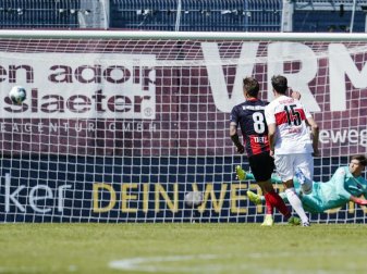 Durch die Entscheidung des Schiedsrichters auf Elfmeter verlor der VfB Stuttgart bei SV Wehen Wiesbaden mit 1:2. Foto: Uwe Anspach/dpa Durch die Entscheidung des Schiedsrichters auf Elfmeter verlor der VfB Stuttgart bei SV Wehen Wiesbaden mit 1:2. Foto: Uwe Anspach/dpa