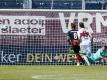 Durch die Entscheidung des Schiedsrichters auf Elfmeter verlor der VfB Stuttgart bei SV Wehen Wiesbaden mit 1:2. Foto: Uwe Anspach/dpa