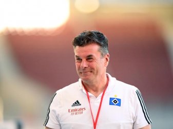 Hat sich für das Spiel gegen Holstein Kiel für Julian Pollersbeck im Tor entschieden: HSV Trainer Dieter Hecking. Foto: Matthias Hangst/Getty Images Europe/Pool/dpa Hat sich für das Spiel gegen Holstein Kiel für Julian Pollersbeck im Tor entschieden: HSV Trainer Dieter Hecking. Foto: Matthias Hangst/Getty Images Europe/Pool/dpa